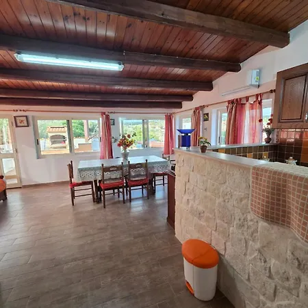 Casa Di Lory Bruca بيت للعطل شيكلي