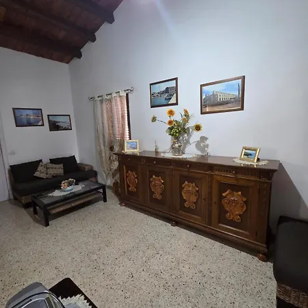 Casa Di Lory Bruca بيت للعطل