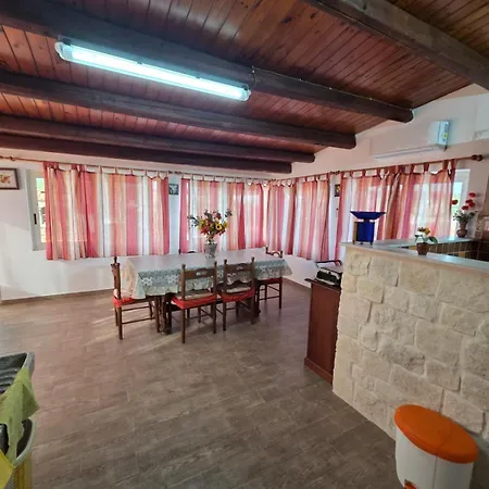 Casa Di Lory Bruca بيت للعطل شيكلي