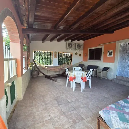 Casa Di Lory Bruca بيت للعطل شيكلي